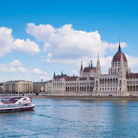 Full Danube -castle Panorama Classic דירה