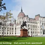 Full Danube -castle Panorama Classic Apartament *
